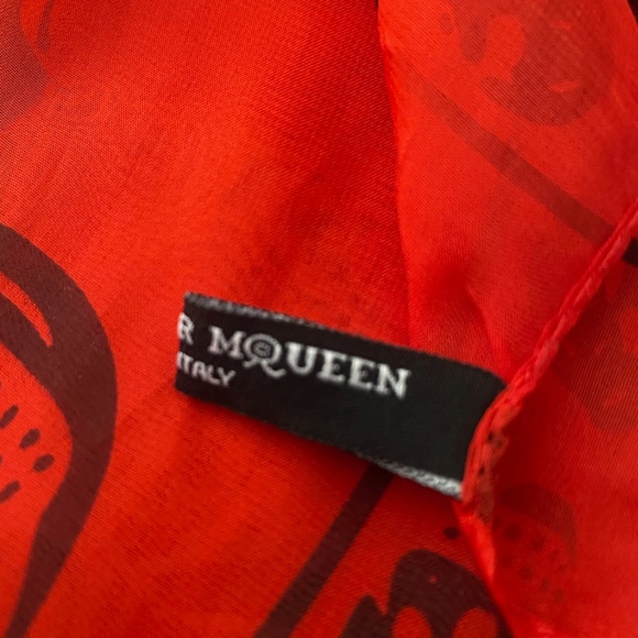 Authentic Alexander McQueen skull silk scarf in red/black - Picture 3 of 4